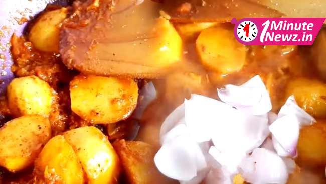 dhaba style aloo do pyaza recipe 2