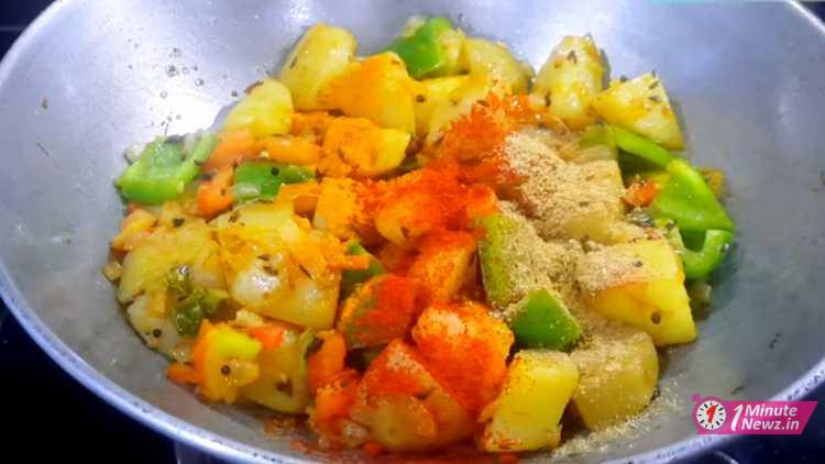 tasty aloo capsicum tarkari