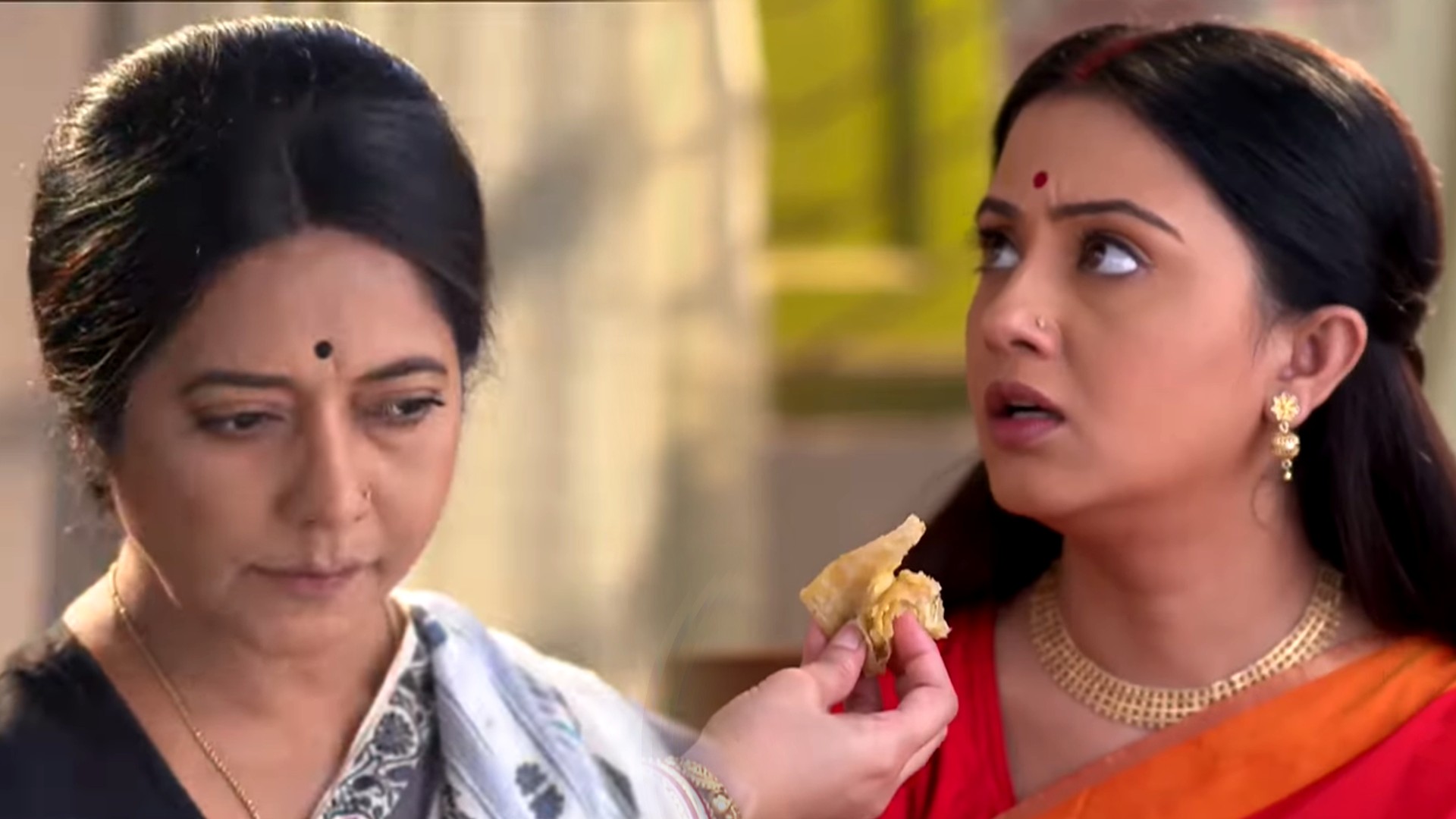 in kar kache koi moner kotha serial shimul's mother in law snatch food infront her mouth