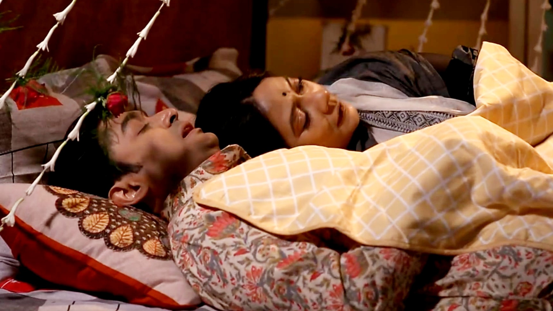 kar kache koi moner kotha serial shimul's mother in law sleep with her son in their room at their first night