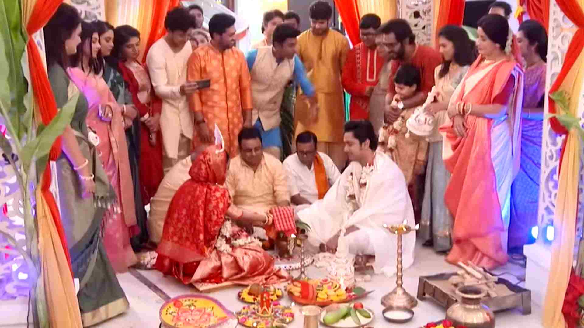 neem phooler madhu serial srijan try to stop porna's another marrige